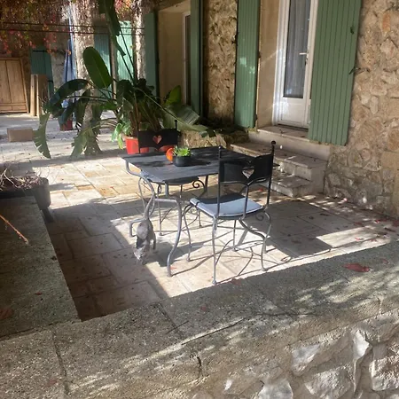 לינה וארוחת בוקר Mas De L'ile 3*